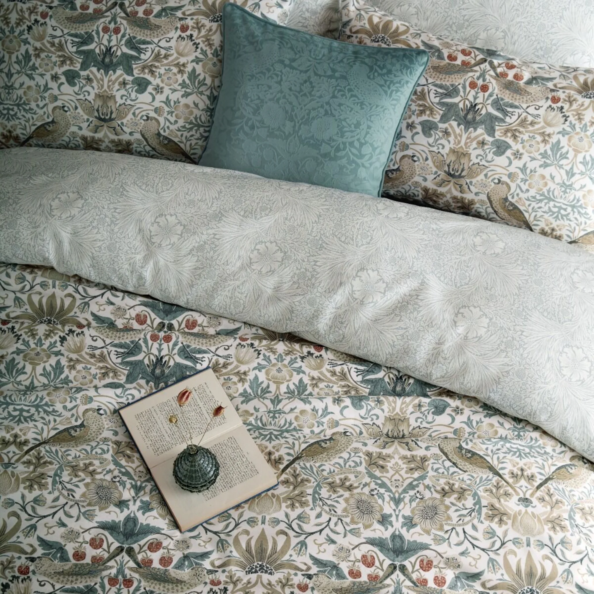 William Morris At Home Strawberry Thief Pillowcase Pair - Strawberry Thief Pillowcase Pair - Image 2